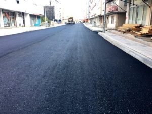 Kars'ta Caddeler Sıcak Asfalt Oldu | Kars Haber 1 Kars Belediye Başkanlığı'nca inşaat sezonda başlatılan yol çalışmaları ile caddeler sıcak asfalta kavuşuyor