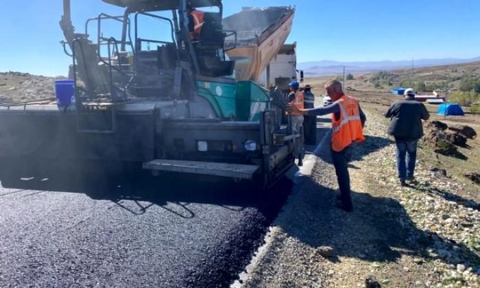Kars’ta Köy Yolları Sıcak Asfalt Oluyor