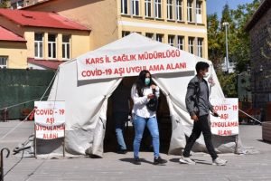 Köy köy dolaşıp aşı yapan sağlık ekipleri Kars'ı "mavi" kategoriye taşıdı