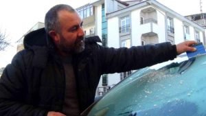 Kars Eksi 10'u Gördü Araçların Camları Dondu