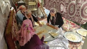 Kadınlar kışlık eriştelerini imece usulüyle hazırlıyor 1 Kağızman