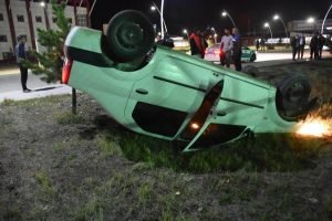 Kars'ta kontrolden çıkan otomobilin kaldırımdaki öğrencilere çarpması sonucu 3 kişi yaralandı.