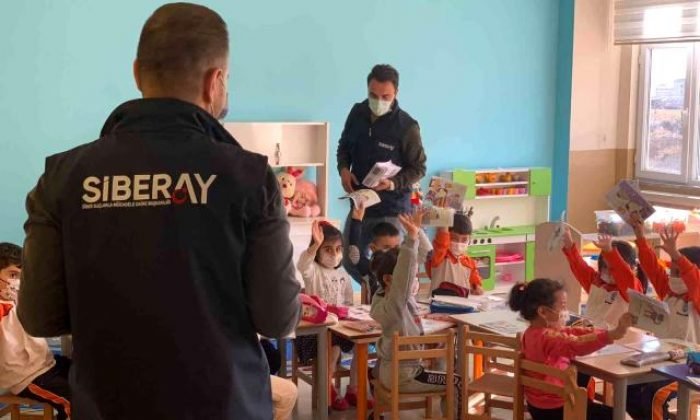 Kars’ta çocuklar teknoloji ve internet konularında bilgilendirildi