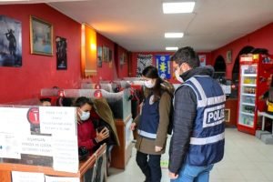 Kars'ta Polisten Okul Çevresinde Uygulama 1 Kars'ta Polisten Okul Çevresinde Uygulama