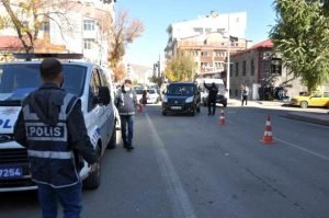 Kars'ta Polisten 'Şok' Uygulama!