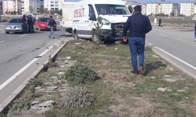 Kars’ta Otomobil İle Minibüs Çarpıştı!