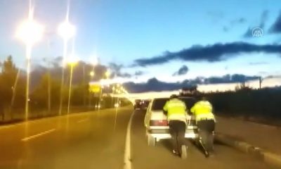 Kars’ta, yolda kalan otomobilin yardımına polisler koştu