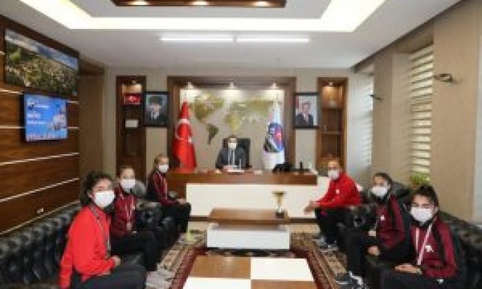 Vali/Belediye Başkan V. Sn. Türker Öksüz Başarılı Sporcuları Kabul etti.