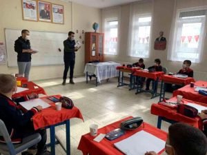 Kars'ta polis çocukları 'Teknoloji Bağımlılığı ve Güvenli İnternet' konularında bilgilendiriyor.