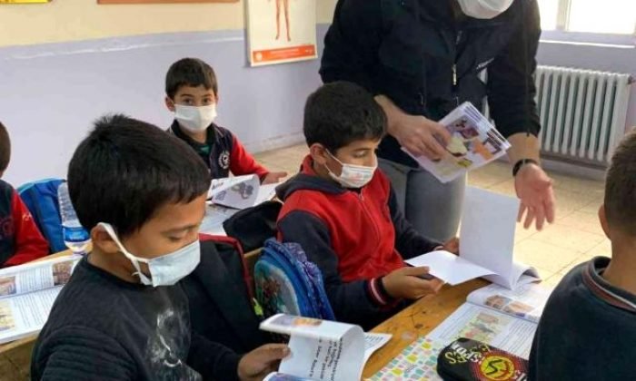 Kars’ta Polis Çocukları Bilgilendiriyor
