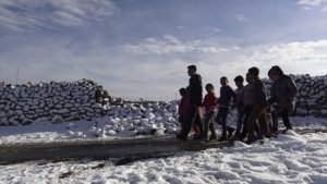 Kars'ta  çocuklara giyecek, kırtasiye malzemesi 