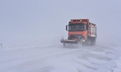 Kara yollarında kar ve tipi ulaşımı aksatıyor