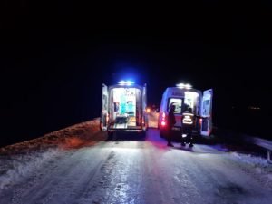Kars'ta şarampole devrilen otomobilde 4 kişi yaralandı 1 Kars'ta şarampole devrilen otomobilde 4 kişi yaralandı