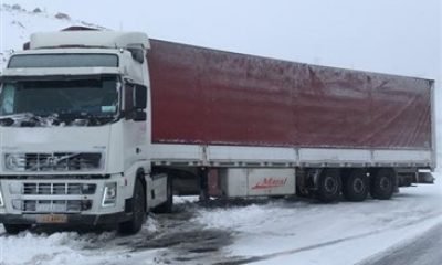 Kars’ta kar, tipi ve buzlanmadan tırlar yolda kaldı