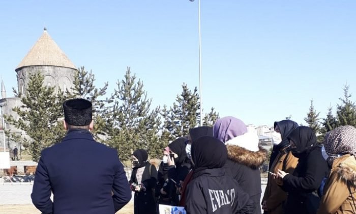 Gençler Din Görevlileriyle Birlikte Tarihi Camileri Gezdi
