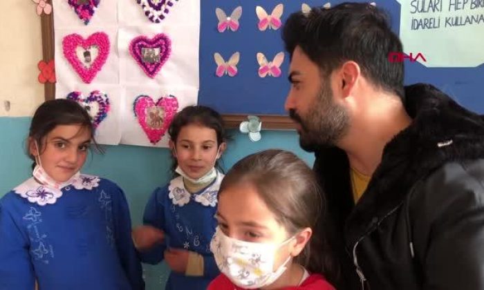 ŞARKICI YUSUF GÜNEY, KÖY OKULU ÖĞRENCİLERİNE BOT VE KIYAFET DAĞITTI