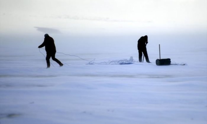 Kars Çıldır’ın Eskimo usulü balık avcılarına kar ve tipi engeli