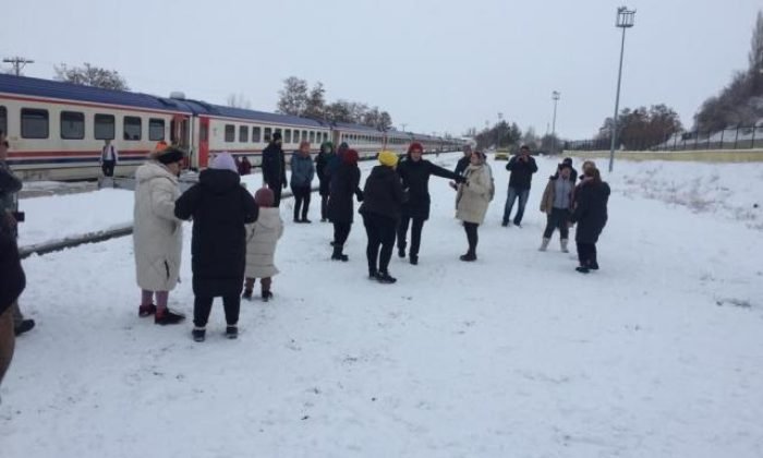 Yük treni raydan çıkınca Turistik Doğu Ekspresi bir süre bekledi