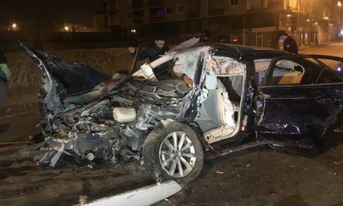 Kars’ta bahçe duvarına çarpan otomobildeki 4 kişi öldü
