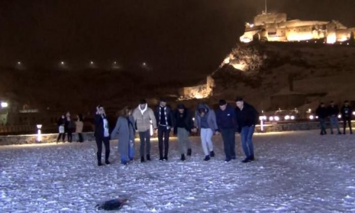 Kars’ta vatandaşlar kar altında halay çekti