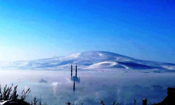 Dağpınar’ın kar ve sis altındaki görüntüsü büyülüyor