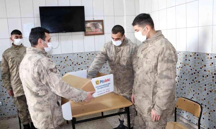 Emirzade ninenin ördüğü çoraplar Mehmetçiğe teslim edildi