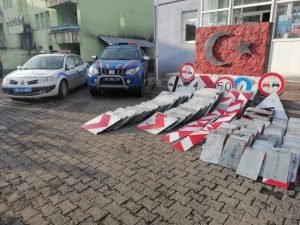 karsta trafik levhasi hirsizi jasattan kacamadi
