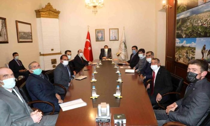 Vali Türker Öksüz Muhtarlarla Buluştu