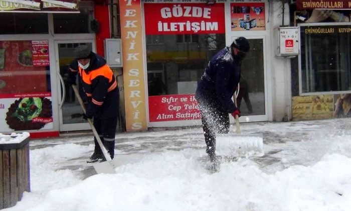 Kars’ta Kaldırımların Karı Temizleniyor