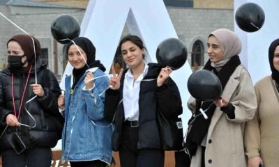 Kars’ta siyah balonlarla kadına şiddete dikkat çektiler