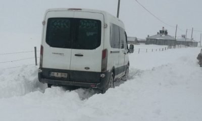 Köy minibüsü karda mahsur kaldı