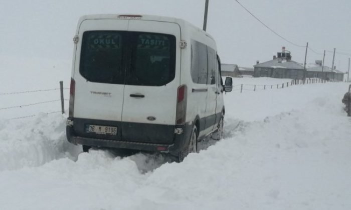 Köy minibüsü karda mahsur kaldı