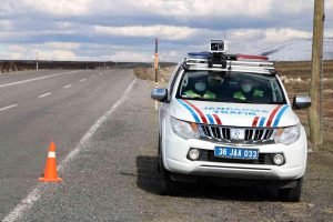 Kars'ta jandarmanın trafik kontrolleri sürüyor 1 kars ta jandarmanin trafik kontrolleri suruyo 14880480 amp