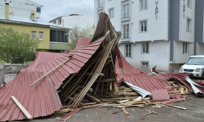 Kars’ta fırtına çatıları uçurdu