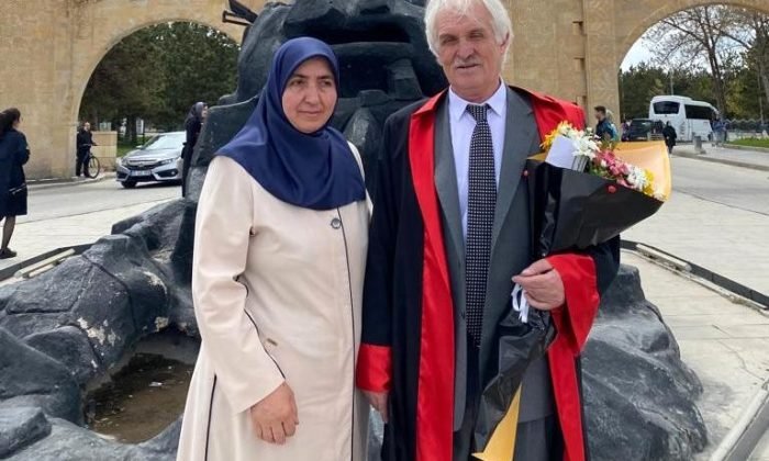 Emekli öğretmen 62 yaşında hayalindeki Hukuk Fakültesi’nden mezun oldu