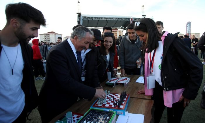 Ağrı Valisi Dr. Varol ile AİÇÜ Rektörü Prof. Dr. Karabulut öğrencilerle bir araya geldi