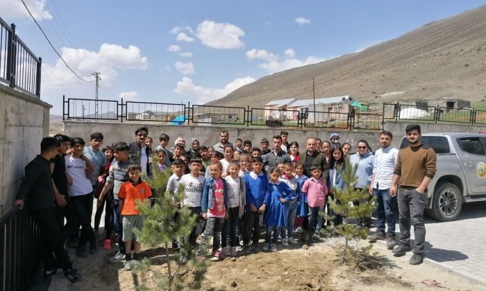 Kars’ta Minik öğrenciler fidanları toprakla buluşturdu