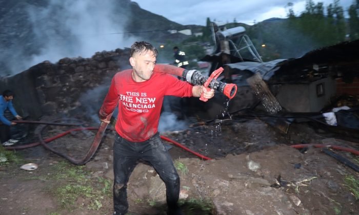 Oltu’da iki ev, bir ahır ve odunluk kül oldu