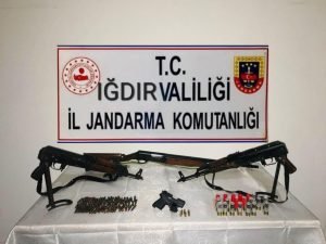 Iğdır'da silah ticareti ve sigara kaçakçılığı operasyonu 1 AW627291 01