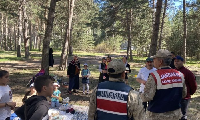 Jandarmadan piknikçilere çöp uyarısı