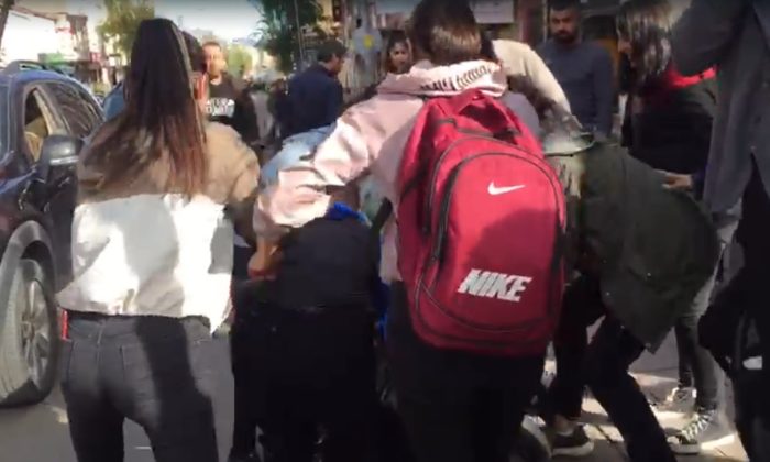 Kars’ta liseli kızların kavgası kamerada