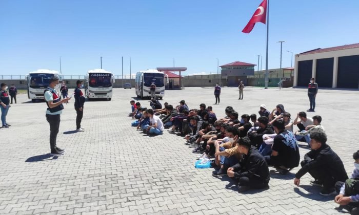 Kars’a getirilen düzensiz göçmenlerin işlemleri tamamlandı
