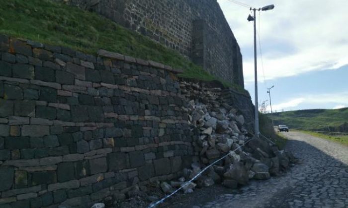 Kars Kalesinin istinat duvarı çöktü!