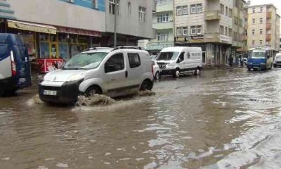 Kars’ta caddeler göle döndü