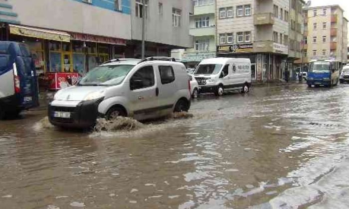 Kars’ta caddeler göle döndü