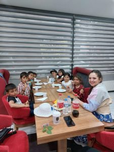 Ela öğretmen öğrencilerine unutulmaz bir gün yaşattı 2 AW635908 02
