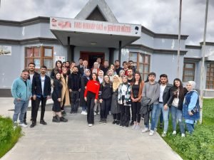 Kars’ta “Geçmişi kitaplardan değil, yaşayanlardan öğren” etkinliği 2 AW638548 04