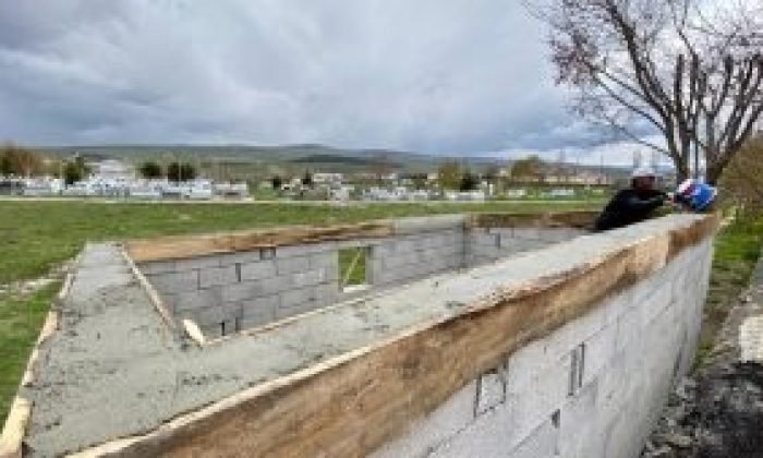 Belediye’den mahalle mezarlığına malzeme deposu