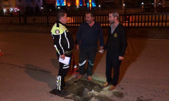 Logar kapağına çarpan otomobil devrildi: 3 yaralı