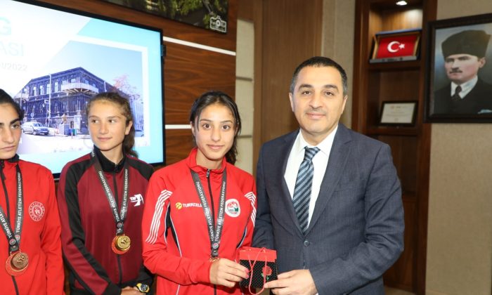 Vali Öksüz, başarılı sporcuları ağırladı